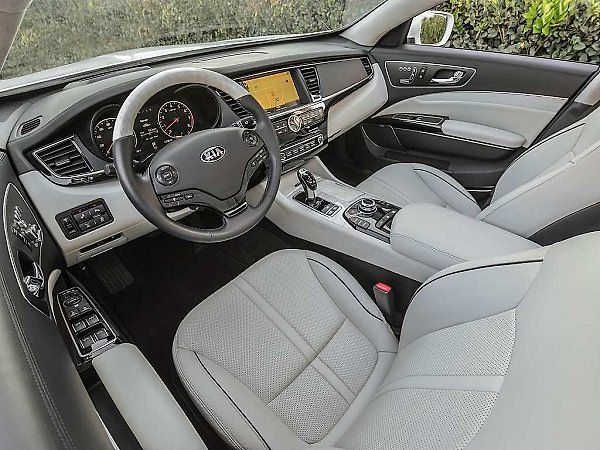 Kia K900.