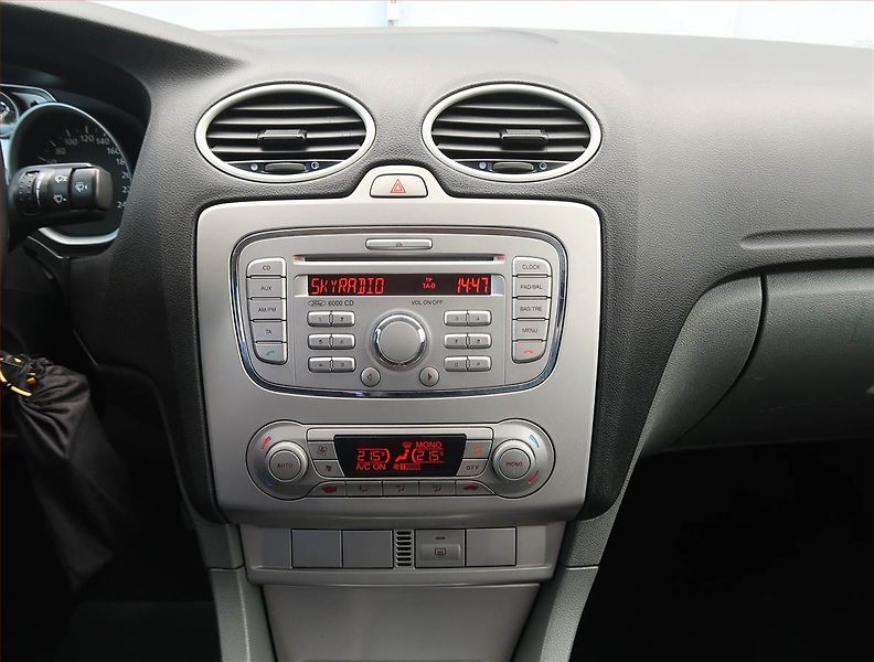 Ford Focus (2009) 1.6 16V, Serv.kniha, nová STK - fotka 12 z 16