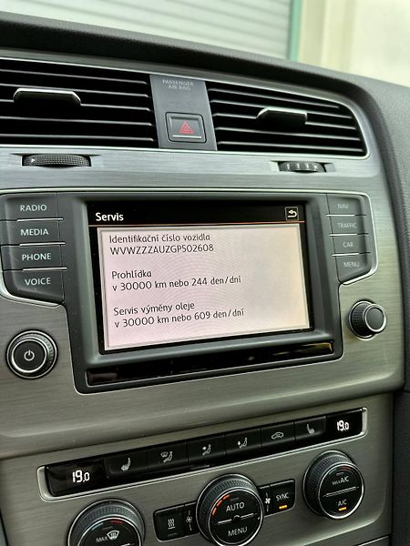 Volkswagen Golf (2015)  VII KOMBI 1.6 TDI DSG WEBASTO - fotka 11 z 28