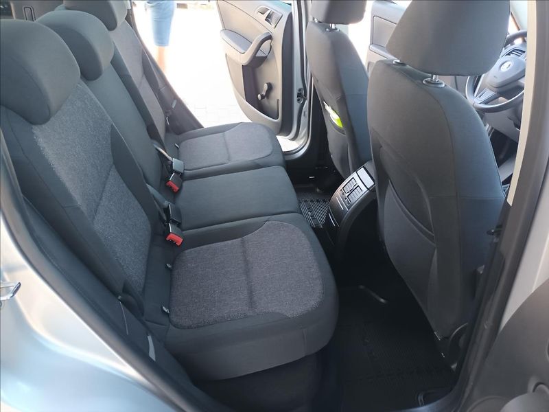 Škoda Yeti 1,2 TSI,77KW,SERVIS,PANO,TAŽNÉ - fotka 20 z 35