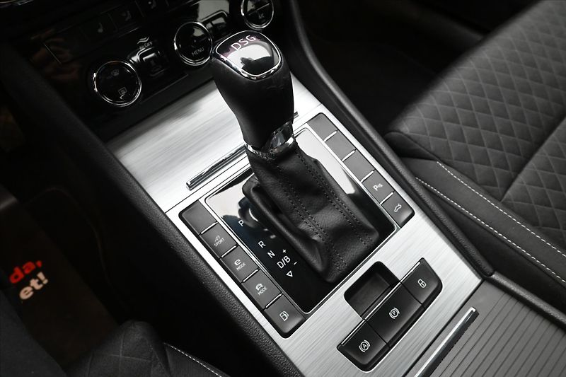 Škoda Superb 1,4 TSI iV 160KW DSG Ambition - fotka 22 z 31
