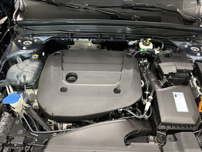 Volvo XC40 2,0   B4 AWD MOMENTUM DPH - fotka 35 z 35