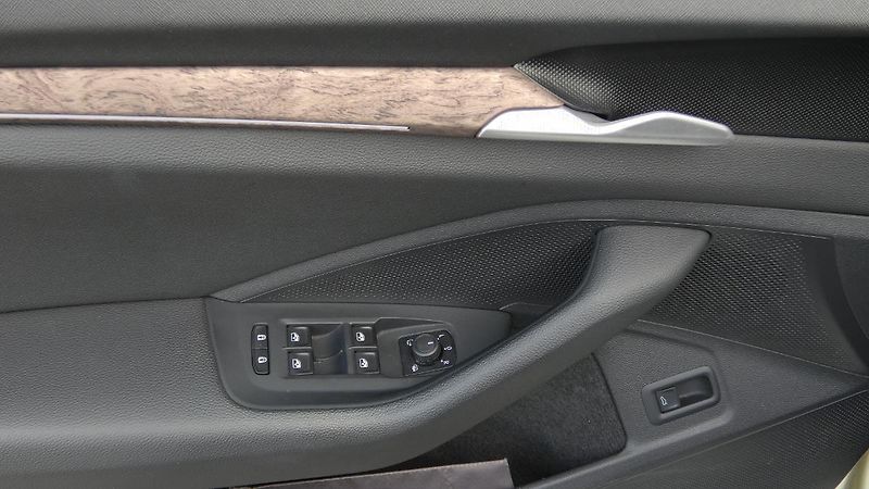 Škoda Superb 2.0 TDI 110kW L&K Combi DSG - fotka 9 z 30