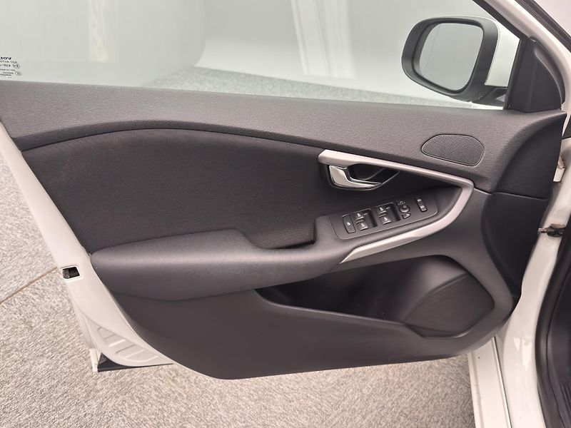 Volvo V40 D2 MOMENTUM CZ - fotka 17 z 39