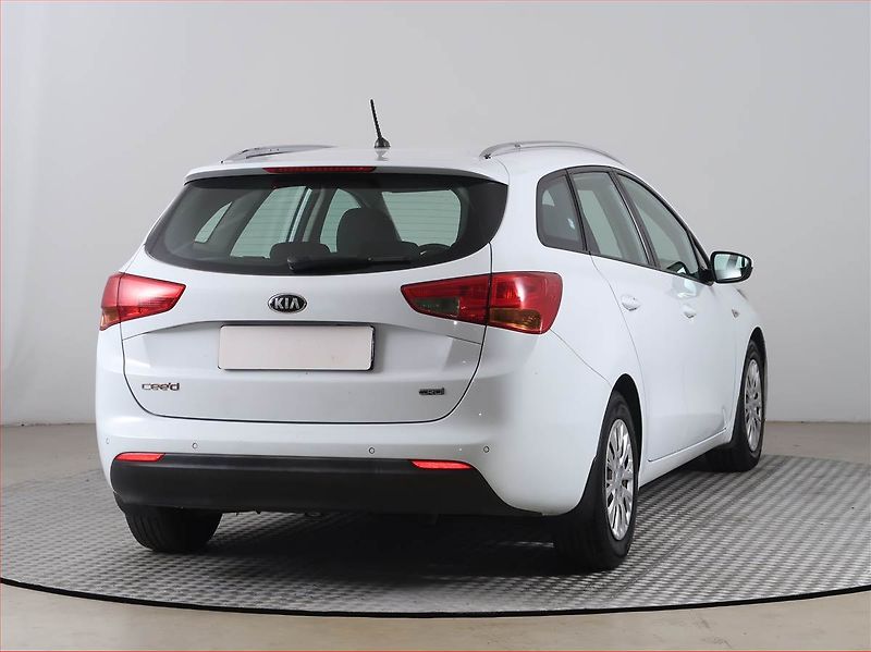 Kia Ceed (2014) Silver 1.6 CRDi, Serv.kniha - fotka 5 z 14