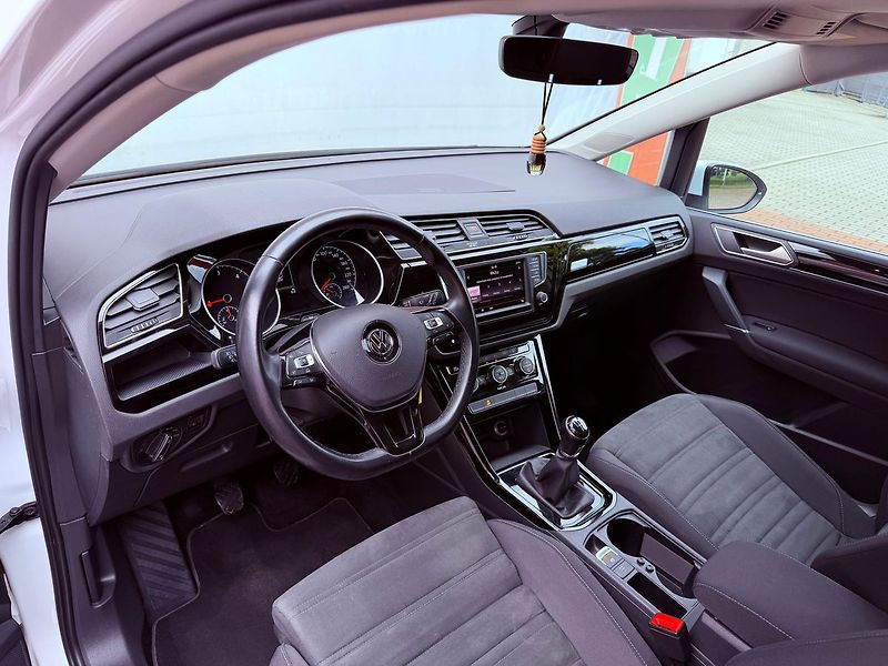 Volkswagen Touran 2.0 TDi Highline, ČR, 7 míst - fotka 16 z 27