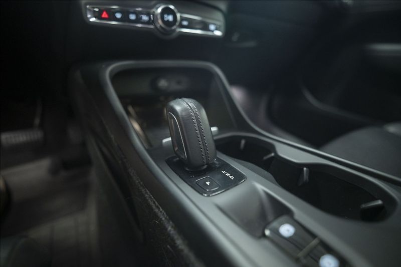 Volvo XC40 2,0 T5 AWD NAVI KAMERA TAŽNÉ - fotka 23 z 47