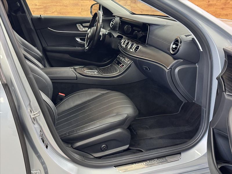 Mercedes-Benz Třídy E 400d AIRMATIC 4MATIC LED - fotka 19 z 27