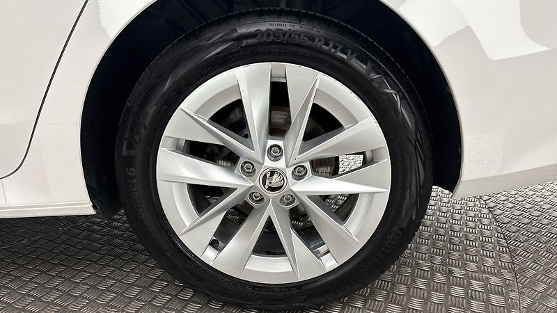 Škoda Octavia 2.0 TDI Style - fotka 19 z 25