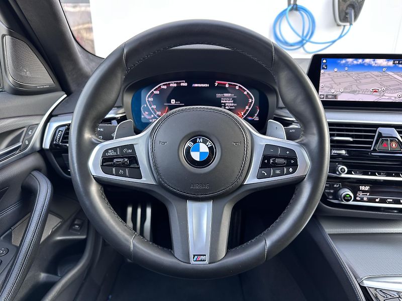 BMW Řada 5 M550i xDrive - fotka 10 z 26