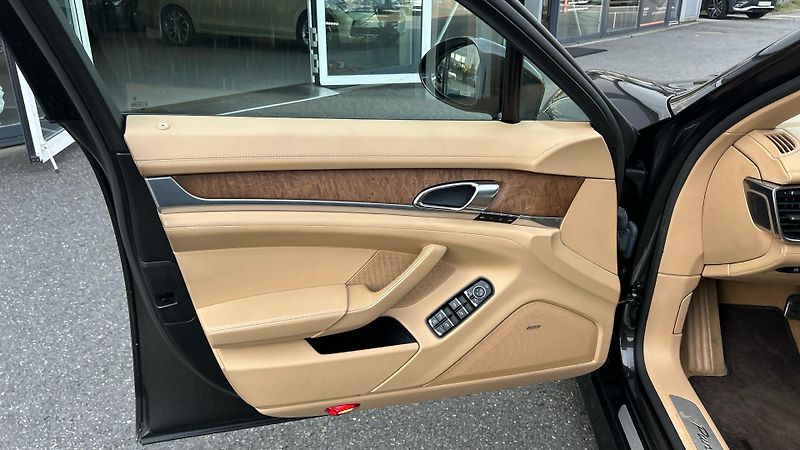 Porsche Panamera 4 - fotka 21 z 29