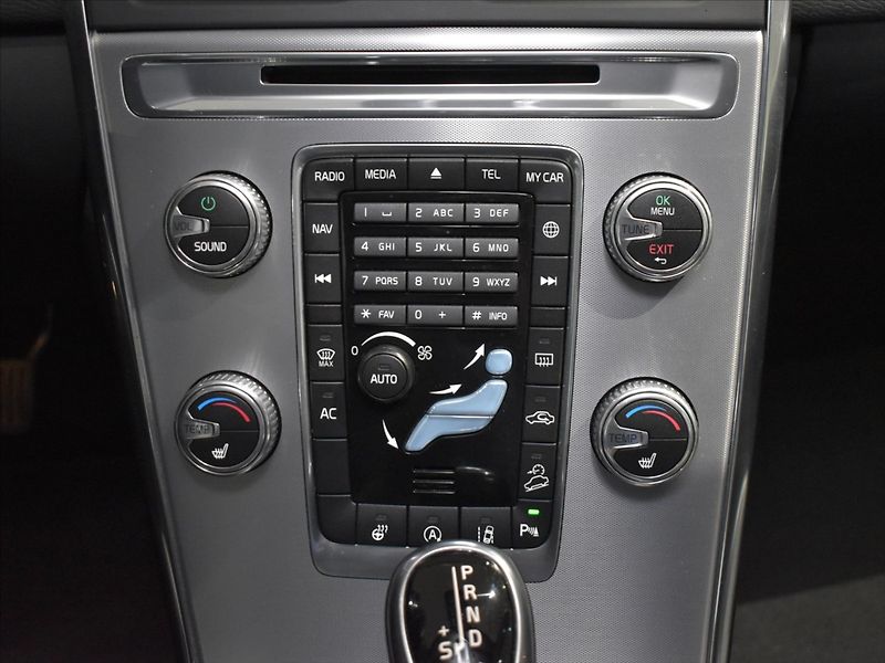 Volvo XC60 2,4 D4 AWD SUMMUM Bezklíč,BLIS - fotka 14 z 23