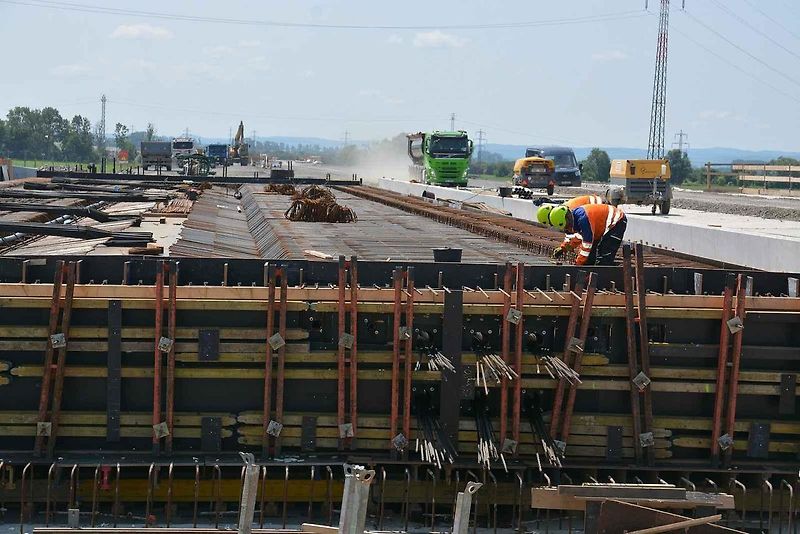Pokládka betonové vrstvy vozovky je milníkem stavby dálnice D1 na úseku Říkovice - Přerov. Stavebníci ji zahájili tento týden.