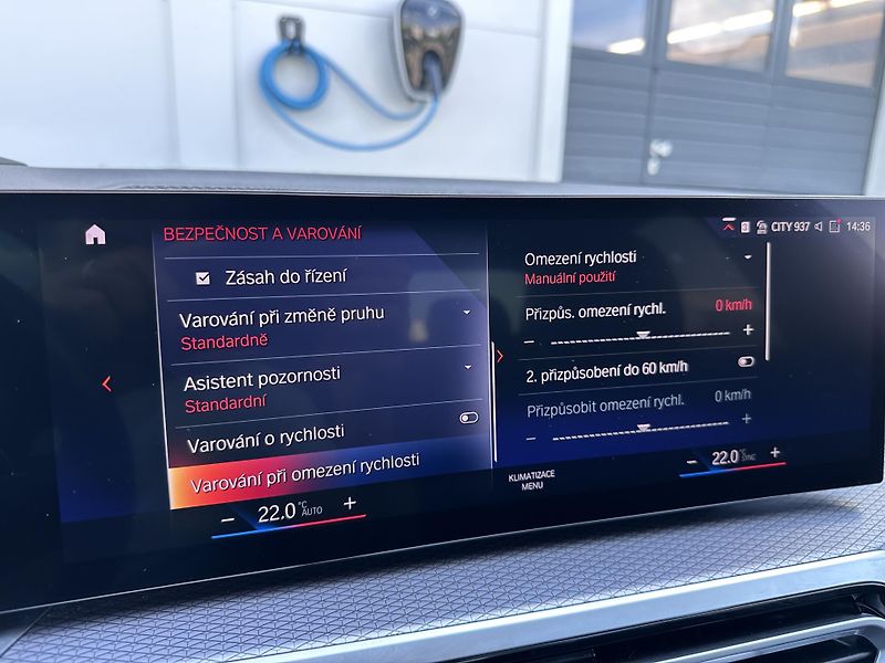 BMW Řada 3 330i M-Sport - fotka 24 z 31