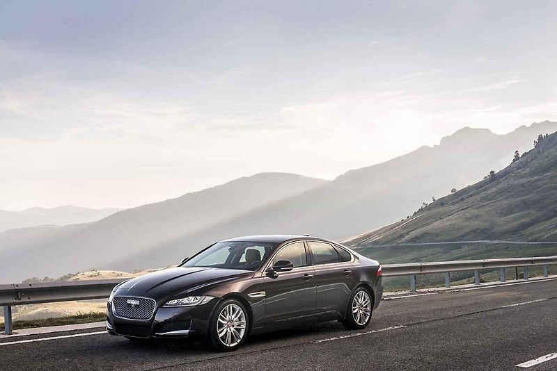 Jaguar XF Sportbrake z ptačí perspektivy.