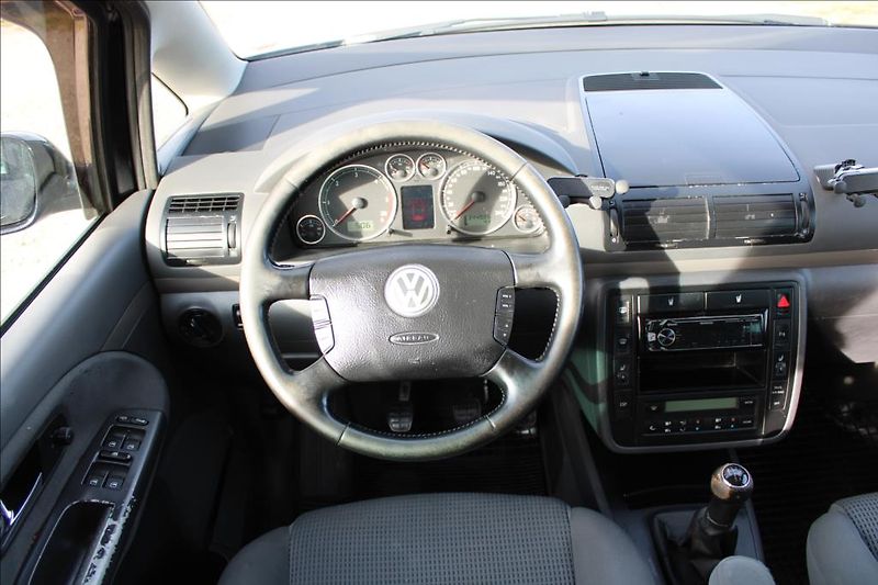 Volkswagen Sharan 1,9 TDi  TAŽNÉ,XENONY,7-MÍST - fotka 14 z 31