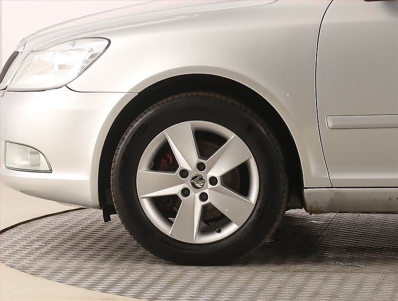 Škoda Octavia (2010) 2.0 TDI, Serv.kniha, Xenony - fotka 14 z 19