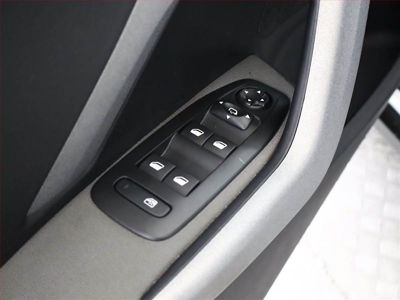 Peugeot 2008 (2019) 1.2 PureTech, Serv.kniha, Kůže - fotka 16 z 17