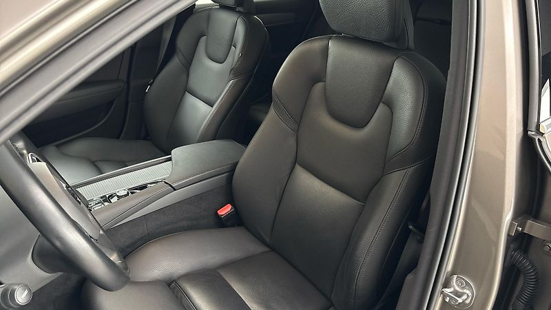 Volvo V90 2.0 B4 AUT Momentum Pro - fotka 15 z 30