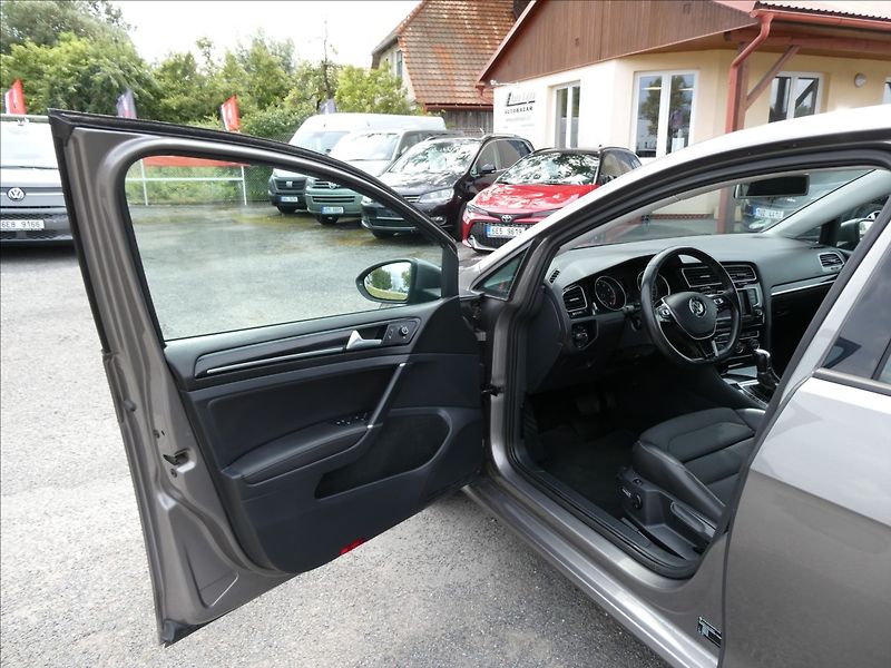 Volkswagen Golf 1,4 TSi 103kW DSG,webasto,xeno - fotka 18 z 50