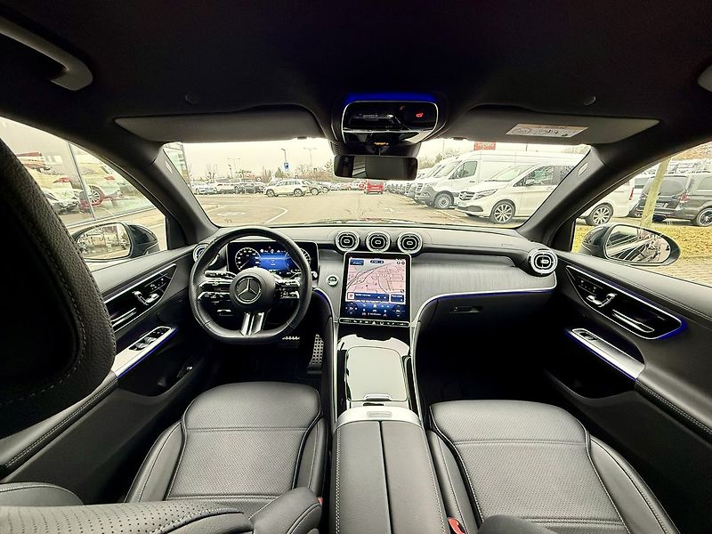 Mercedes-Benz GLC (2023) 300 e 4MATIC SUV - fotka 21 z 48