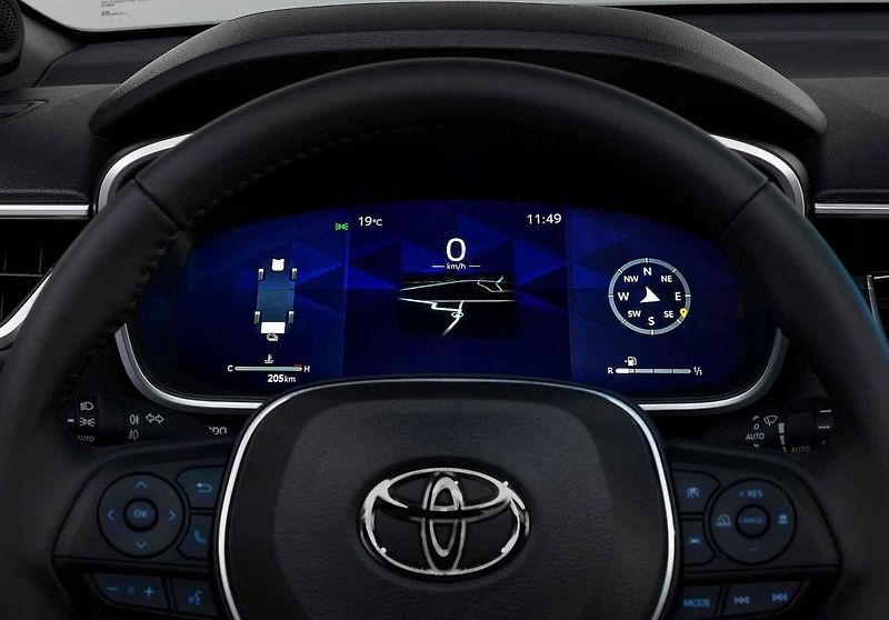 V terénu opravdu pomůže silnější zadní elektromotor