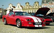 Sraz amerických vozů Chevrolet Camaro a Pontiac Firebird v Kolíně.