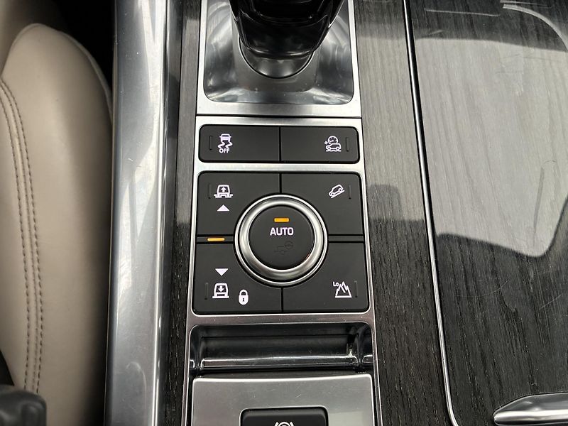 Land Rover Range Rover 3,0 D300 221kW Aut. 4x4 CZ - fotka 21 z 28