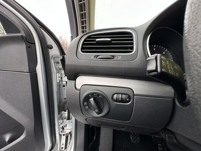 Volkswagen Golf (2012) KOMBI 1.6TDI/77kW *KLIMA*1.Maj - fotka 6 z 30