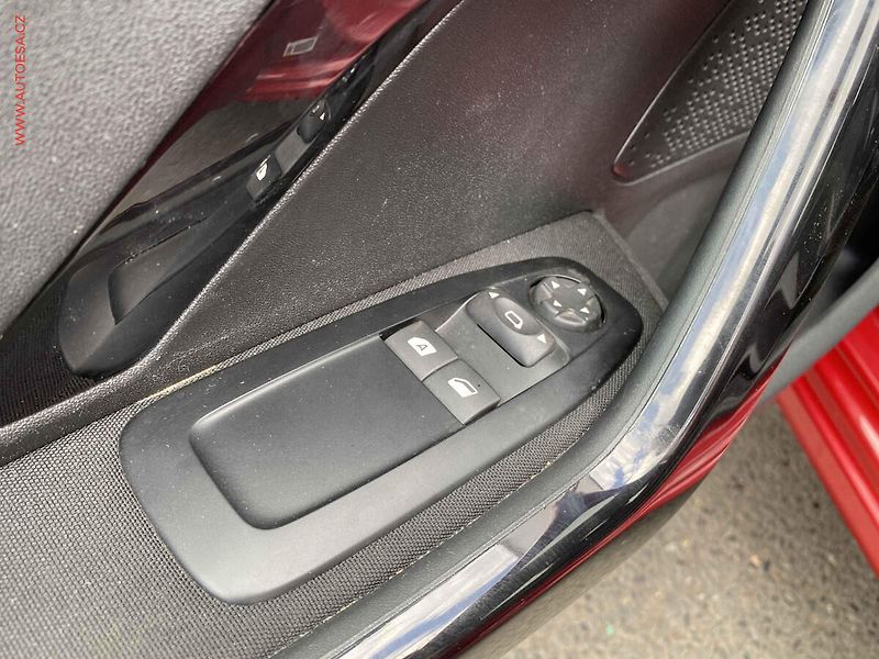 Peugeot 208 (2014) 1.2i, 1.maj,ČR, servis.kniha - fotka 13 z 17