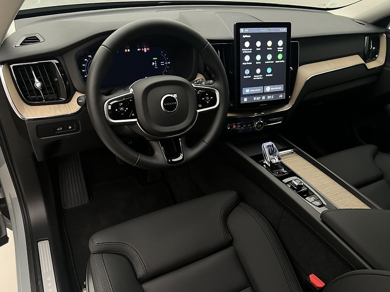 Volvo XC60 T6 AWD DARK PLUS AUT - fotka 4 z 48