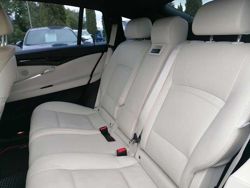 BMW Řada 5 (2014) GT 530d xDrive M-paket - fotka 13 z 40