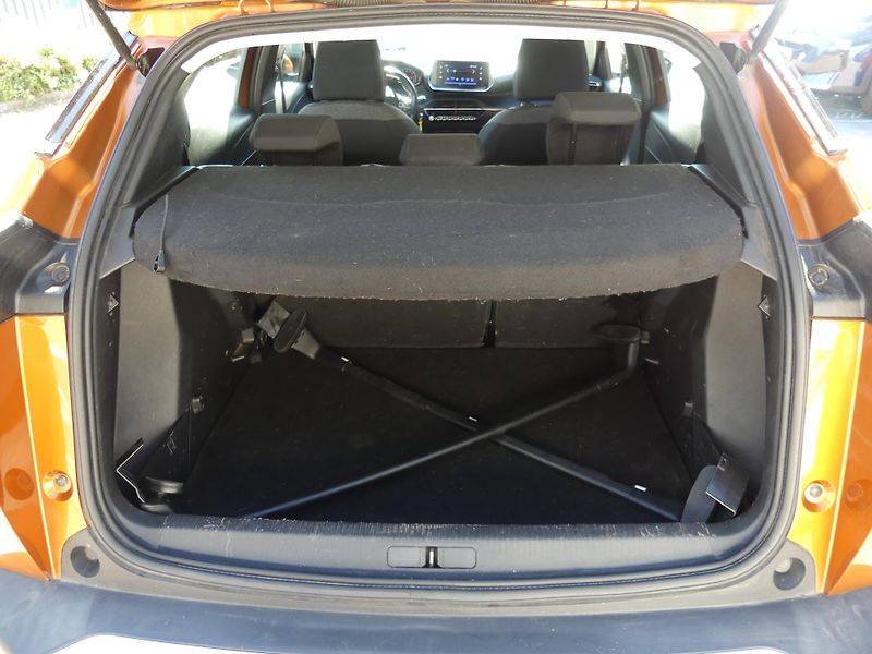Peugeot 2008 (2020) 1,2 PureTech MAN6 - fotka 11 z 22
