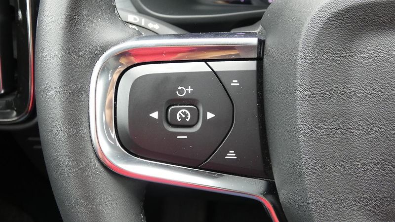Volvo XC40 B3 PLUS DARK - fotka 11 z 23