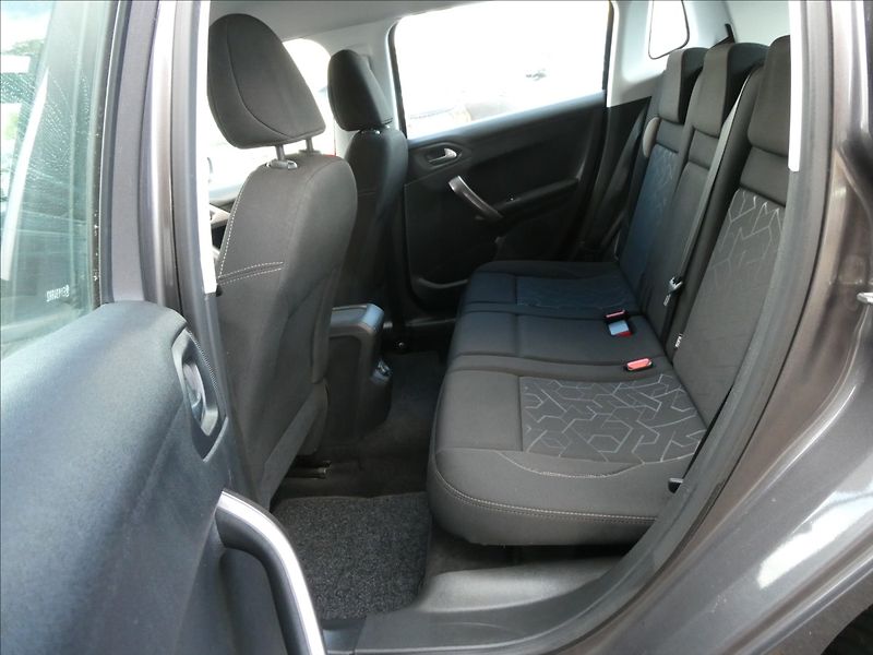 Peugeot 2008 1,2 PureTech 60kW - fotka 23 z 38