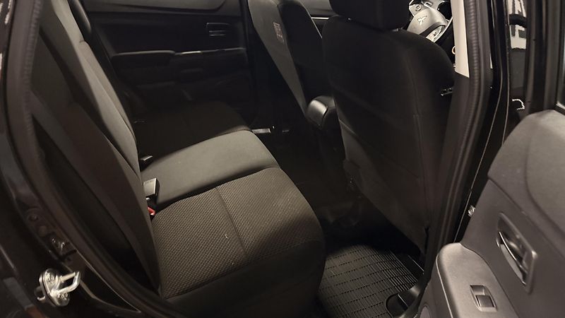 Mitsubishi ASX (2016) 1.6Di-D, ČR,4X4 - fotka 24 z 56