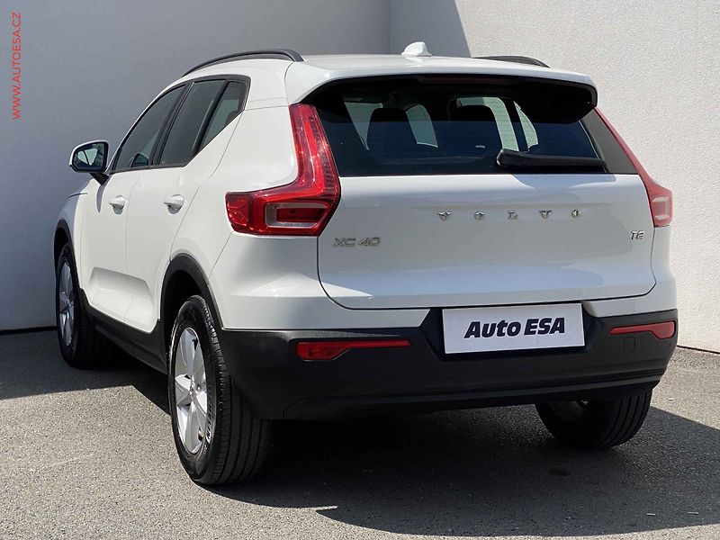 Volvo XC40 (2021) 1.5i, ČR, Momentum, AT, LED - fotka 6 z 17