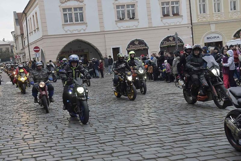 Štědrodenní motorkářská vyjížďka se srazem na Karlově náměstí v Kolíně.