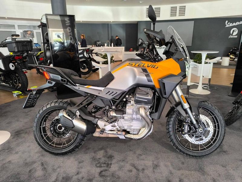 Moto Guzzi V 100 Stelvio (2025) Stelvio V100 Giallo Savana E5+ - fotka 8 z 13