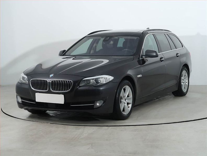 BMW Řada 5 (2013) 520d, Automat, Navi, Xenony - fotka 2 z 27