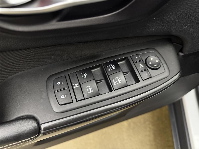 Jeep Cherokee 2,0 103kW 4X4 AC NAVI SENZORY - fotka 29 z 41