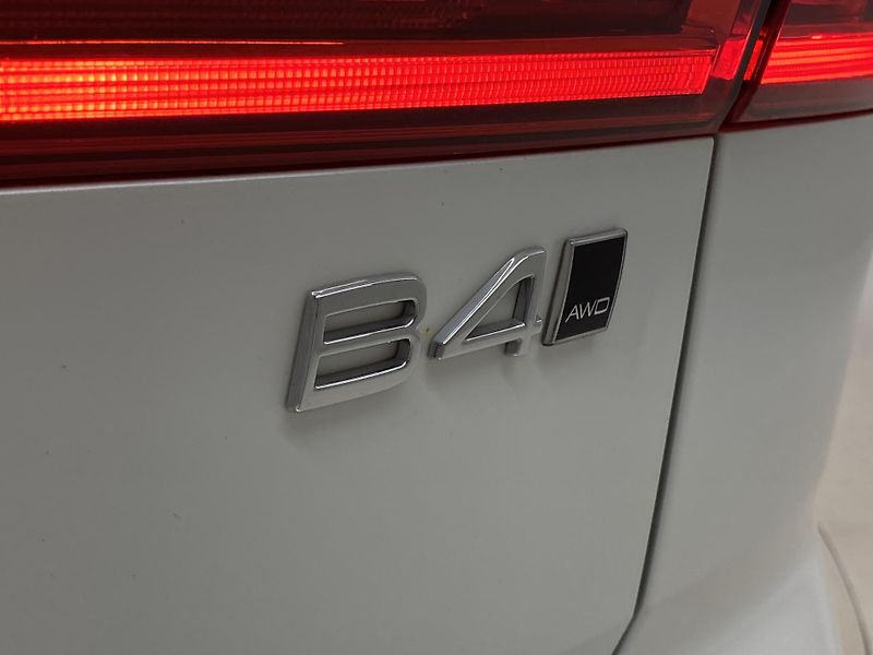 Volvo XC60 B4 AWD PLUS DARK AUT CZ 1.maj - fotka 35 z 58