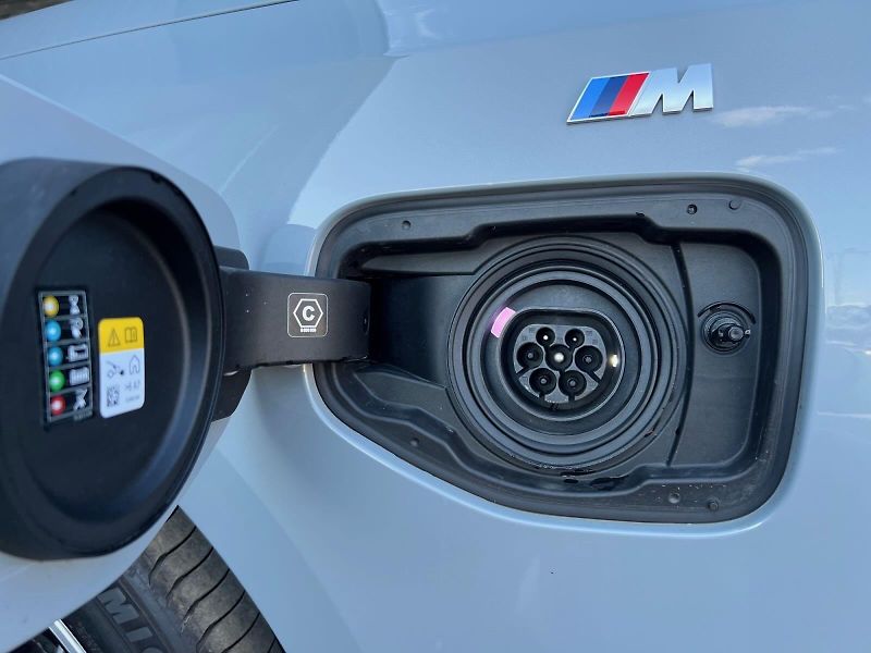 BMW Řada 5 (2024) 550e xDrive 360kW V6 M SPORT - fotka 15 z 21