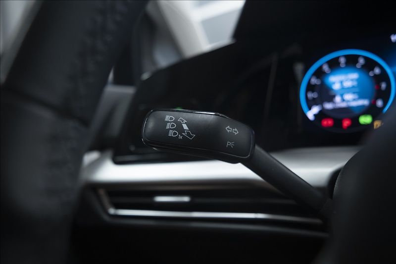 Volkswagen Golf 1,5 eTSI DSG KAMERA VÝHŘEV ČR - fotka 28 z 44