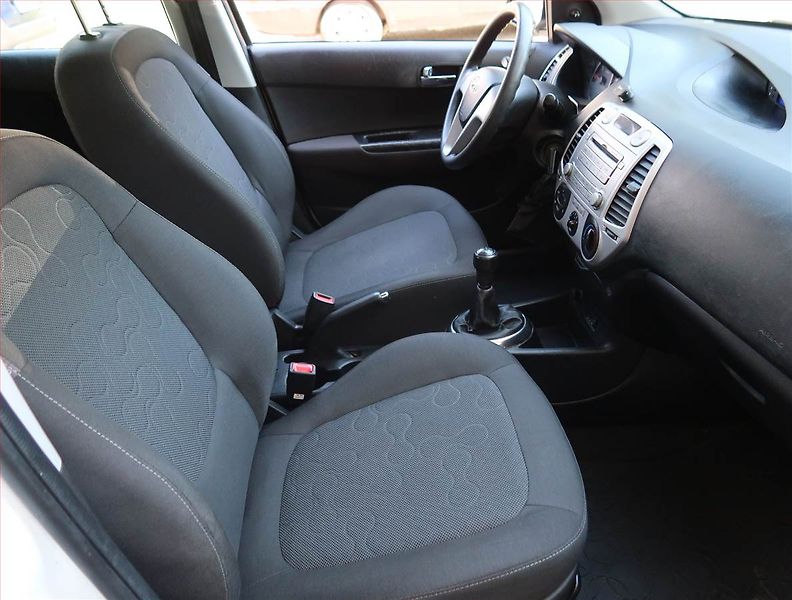 Hyundai i20 (2011) 1.2, po STK, oblíbený vůz - fotka 9 z 16