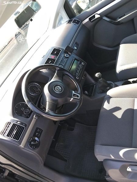 Volkswagen Touran (2011) - fotka 17 z 27