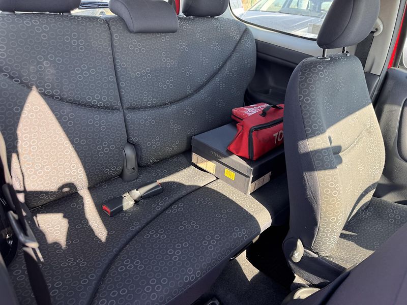 Toyota Yaris 1.0 VVTi,48 kW,98 tis km,1.Maj - fotka 16 z 17