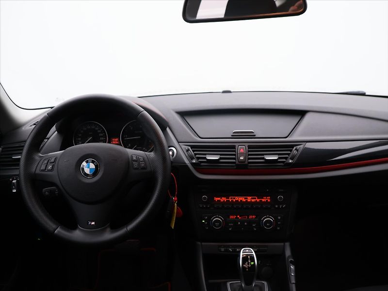 BMW X1 2,0 18d xD Aut. CZ Sport Line - fotka 14 z 21