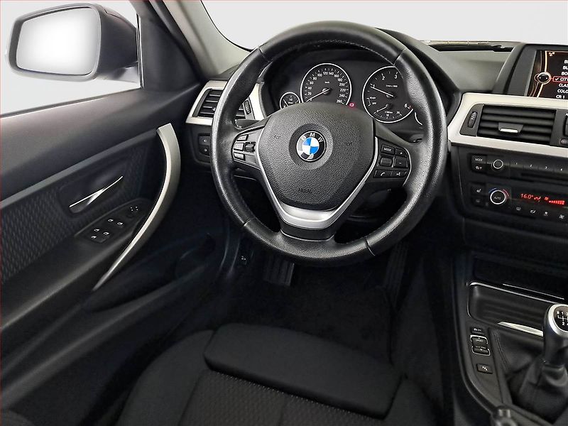 BMW Řada 3 (2013) 318 d, Xenony, Tempomat - fotka 7 z 20