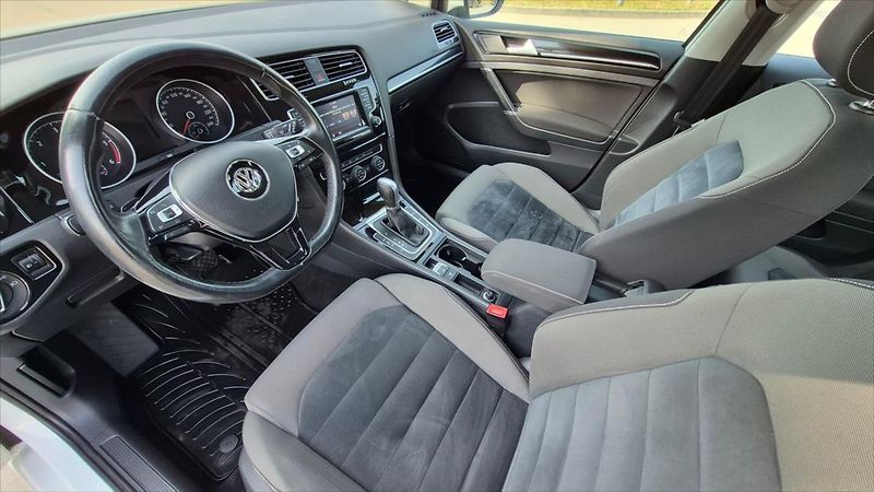 Volkswagen Golf 1,6 TDI DSG COMFORTLINE ČR - fotka 10 z 23
